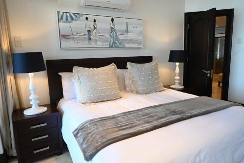 een slaapkamer met een groot bed met twee lampen bij Surfside Ballito - Family Only in Ballito