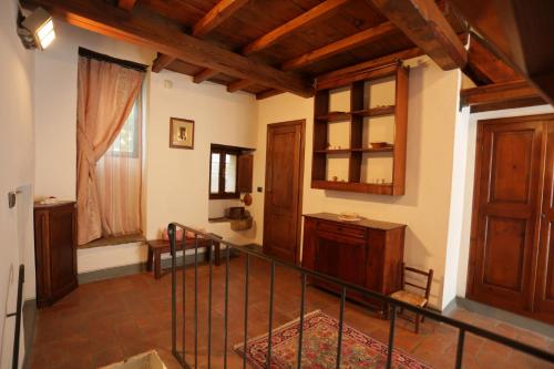 sala de estar con escalera y ventana en Casina Iannelli, en Cortona