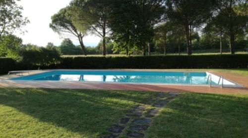 una piscina en medio de un patio en La Casa di Agata Deluxe en Fucecchio
