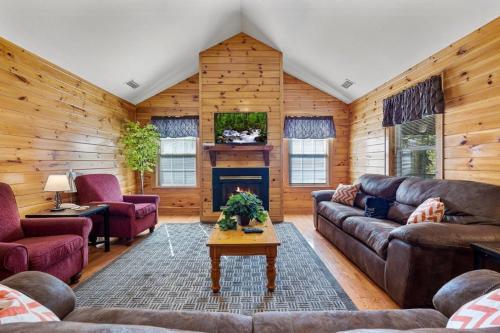 Una sala de estar con muebles de cuero y chimenea. en Poplar Point Condo Unit 12B, en Pigeon Forge
