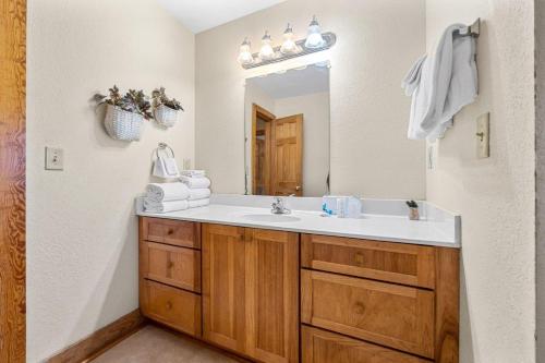 鴿子谷的住宿－Poplar Point Condo Unit 12B，一间带水槽和镜子的浴室