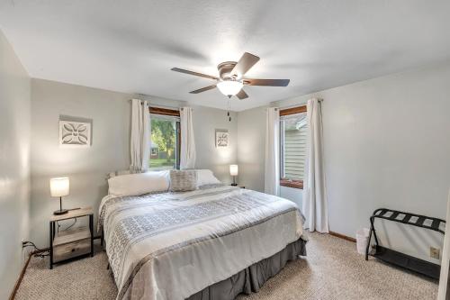 - une chambre avec un lit et un ventilateur de plafond dans l'établissement Gorgeous 3 bedroom home, minutes from Lambeau!, à Green Bay