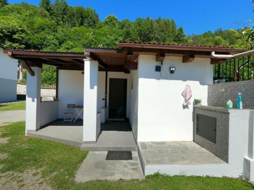 AgranoにあるLe tre colombeの木造屋根の小さな白い家