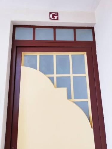 drzwi do budynku z napisem w obiekcie Preciosa Habitacion G w mieście Gwatemala