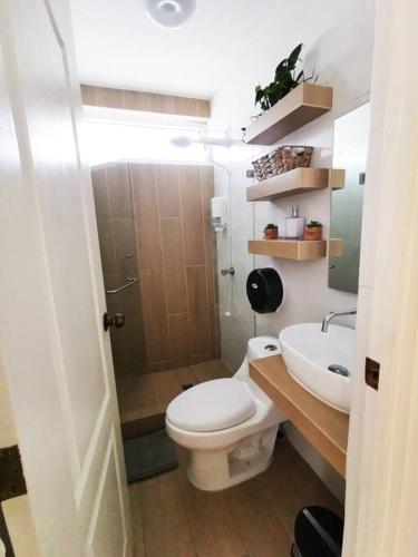 a bathroom with a toilet and a sink at Preciosa Habitacion G in Guatemala