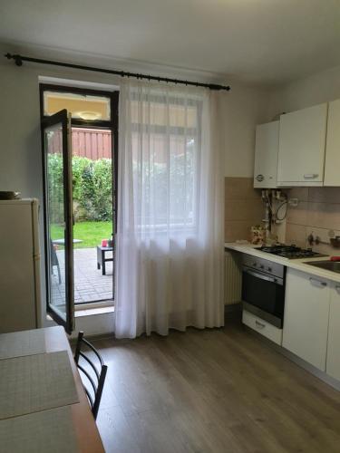 uma cozinha com uma porta que abre para um pátio em Apartament Mara em Alba Iulia