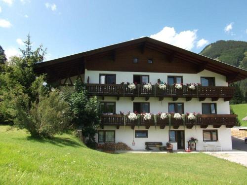 a building with a balcony with flowers on it at Haus Renate in Lermoos