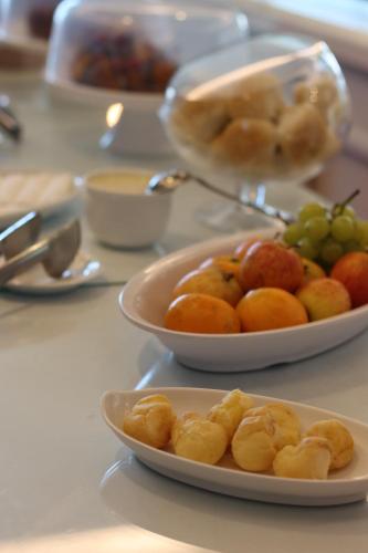 a table with plates of food on a table at Golf Ville Resort Brisa do Golf -Apartamentos e Cobertura in Aquiraz