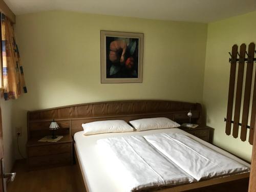 Un pat sau paturi într-o cameră la Pony-Ziegen-Hasen-Ranch Bichlbach