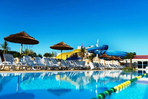 une piscine avec des chaises et un parc aquatique dans l'établissement Mobil home 6/8 personnes aux Mathes / La Palmyre, aux Mathes