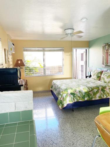 Una cama o camas en una habitación de Alexander Palms Court - No Hidden Resort Fees!