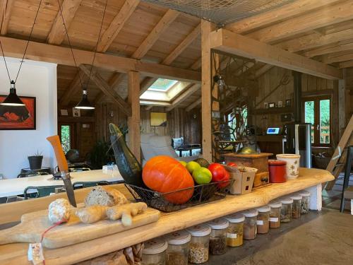 un mostrador con una cesta de frutas y verduras. en Magnifique chalet dans la vallée de Chamonix en Servoz