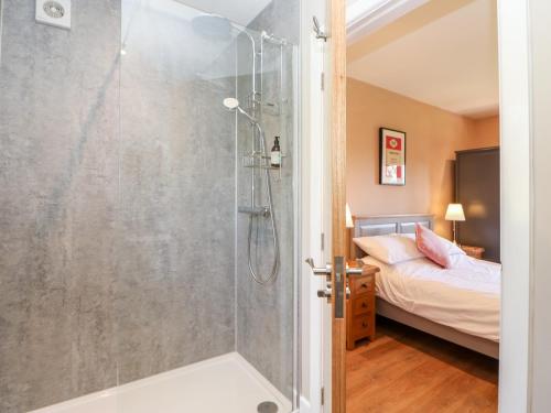 um chuveiro com uma porta de vidro num quarto em Rising Sun em York