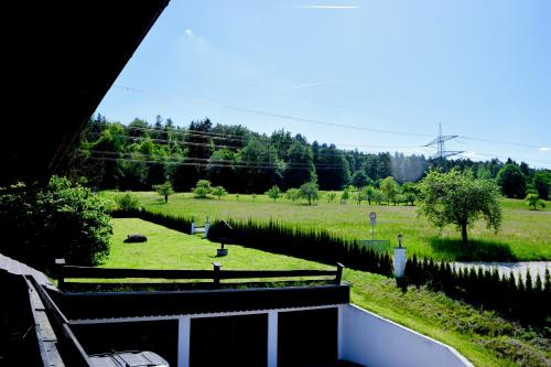 Ein Garten an der Unterkunft Hotel Bergwiesen - Zimmer mit Balkon oder Terasse