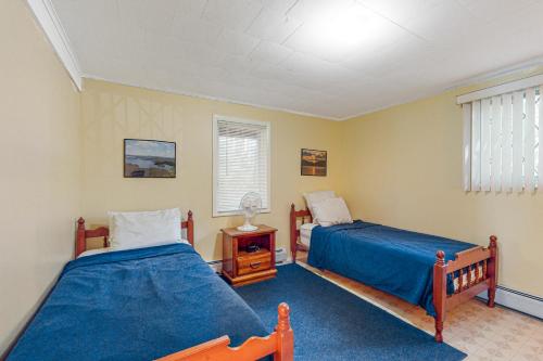1 dormitorio con 2 camas y mesita de noche en Chapman Point, 