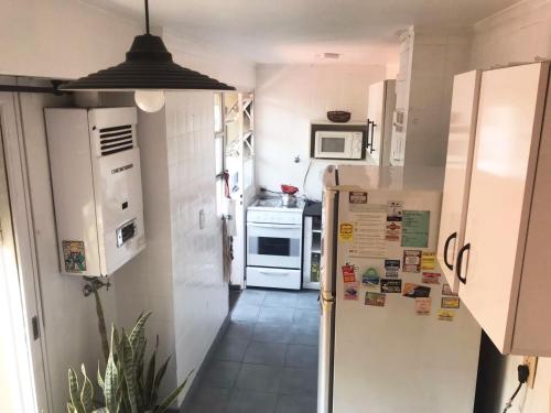 una pequeña cocina con refrigerador y microondas en Departamento en Palermo dos dormitorios para 5 con balcón en Buenos Aires