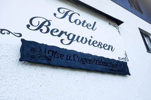 Ein Zertifikat, Auszeichnung, Logo oder anderes Dokument, das in der Unterkunft Hotel Bergwiesen - Zimmer mit Balkon oder Terasse ausgestellt ist