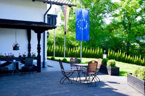 Ein Garten an der Unterkunft Hotel Bergwiesen - Zimmer mit Balkon oder Terasse