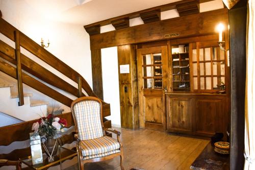 Ein Sitzbereich in der Unterkunft Hotel Bergwiesen - Zimmer mit Balkon oder Terasse