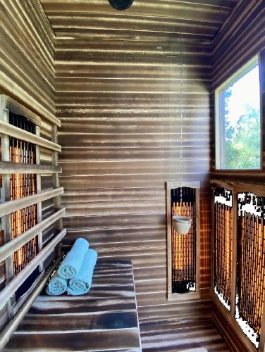a room with a sauna with two blue pillows at Nádliget Vendégház in Ábrahámhegy