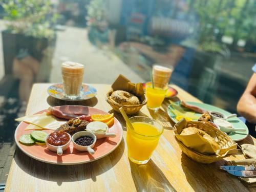 una mesa con un plato de comida y bebidas. en B&B Houseboat Amsterdam en Ámsterdam