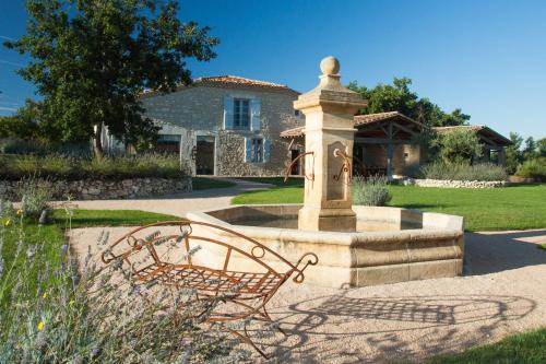 Κήπος έξω από το Chambres d'hôtes Domaine de Nazère