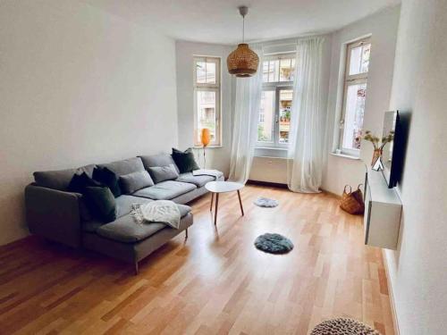 a living room with a couch and a table at Ein gemütlicher Platz im Gründerzeitviertel in Chemnitz