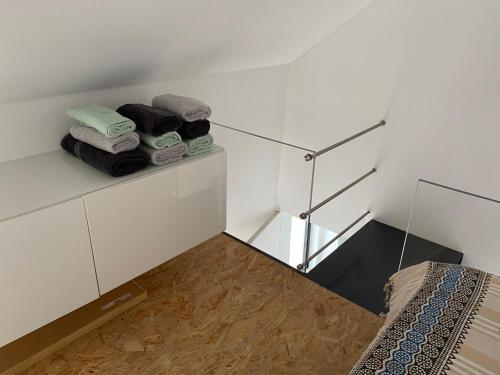 una camera con asciugamani su una mensola accanto a un letto di Casa do Dário a 50 metros da praia de Sesimbra a Sesimbra