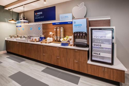 a apple store with a counter with an appleasteryasteryasteryasteryasteryasteryastery at Holiday Inn Express Chesapeake - Norfolk by IHG in Chesapeake