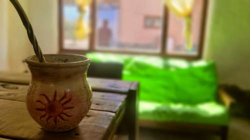 a vase sitting on a table in a living room at CABAÑAS KONDUR Elementos in Ciudad Lujan de Cuyo