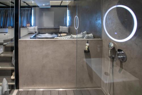 Un baño de White Trilogy
