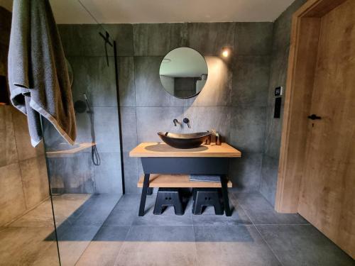 ein Bad mit einem Waschbecken und einem Spiegel in der Unterkunft Chalette Jasan in Josefův Důl u Jablonce nad Nisou
