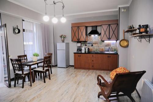 Una cocina y un comedor con mesa y sillas. en Avlabari Apartment - NEW ONE, en Tiflis