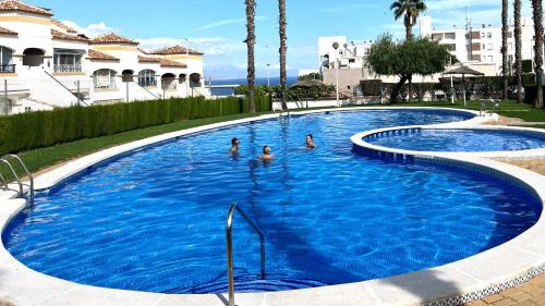 Φωτογραφία από το άλμπουμ του Top-floor apartment with 65 m2 sun terrace, renovated kitchen and bathroom σε Gran Alacant