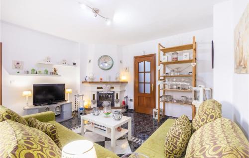 salon z kanapą i stołem w obiekcie 3 Bedroom Lovely Home In Sedella w mieście Sedella