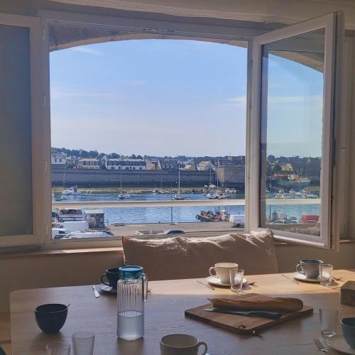 - une table avec vue sur le port depuis une fenêtre dans l'établissement La touline, à Concarneau