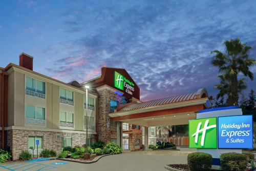 un hotel con entrada frontal a una posada de vacaciones suites exprés en Holiday Inn Express Hotel & Suites Lafayette South, an IHG Hotel, en Lafayette
