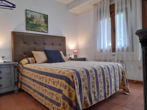 a bedroom with a large bed and a window at Apartamentos la Higar in La Pesa