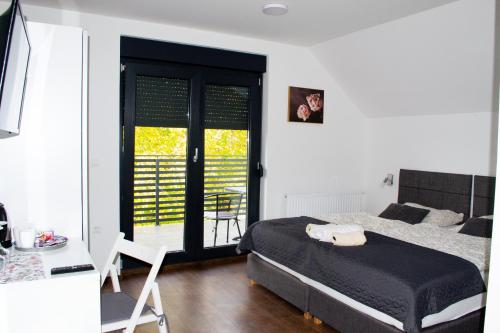 a bedroom with a bed and a table and chairs at Kraljeva hiža - Apartmani i sobe Kralj in Sveti Martin na Muri