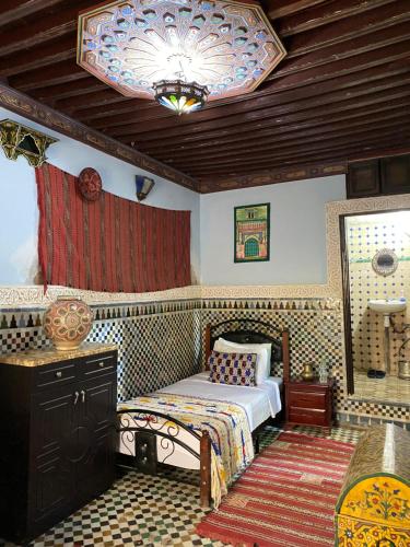 um quarto com uma cama e um tecto em Dar Chourouk em Fez