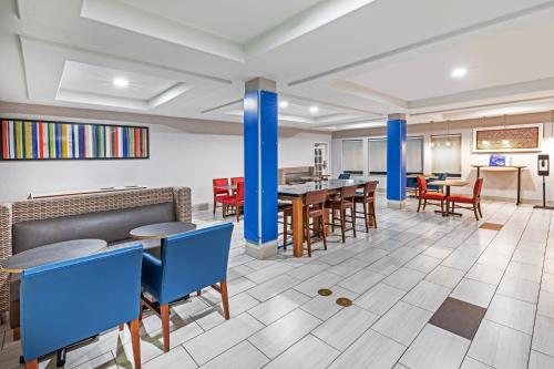 a dining room with tables and chairs at Holiday Inn Express & Suites Lafayette South by IHG in Lafayette
