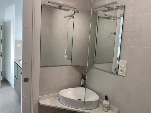 La salle de bains est pourvue d'un lavabo et d'un miroir. dans l'établissement Los Balcones, à Salobreña