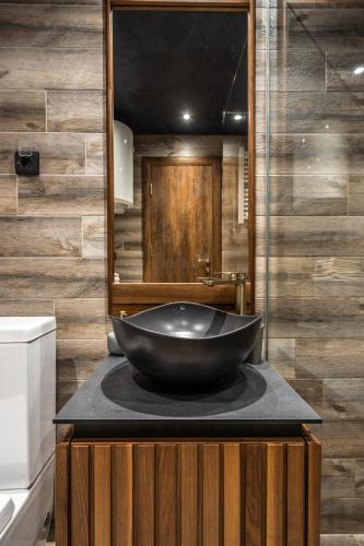 a bathroom with a bowl sink and a mirror at Bella Roe Premium Apartments in Belgrade