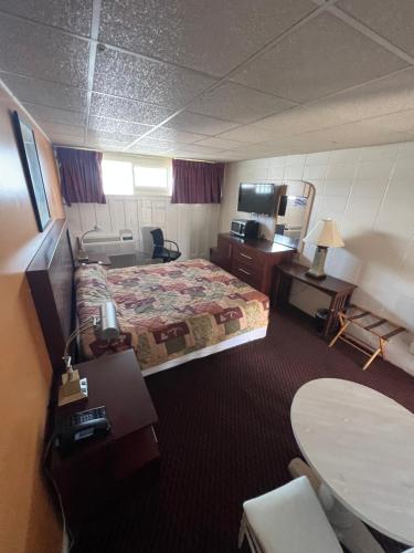 Habitación de hotel con cama y mesa en Hollander Motel, en New Holland