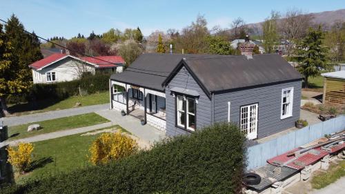 una vista dall'alto di una casa grigia con un cortile di The Old Forge - an "Heritage' house a Fairlie