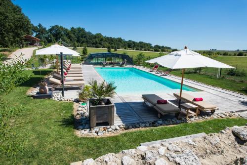 Piscina a Chambres d'hôtes Domaine de Nazère o a prop