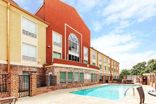 a swimming pool in front of a building at Holiday Inn Express & Suites Lafayette South by IHG in Lafayette