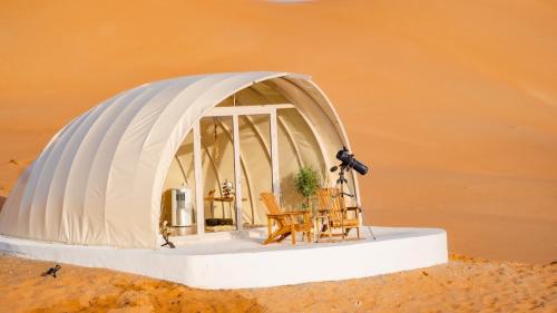 alsaif camp في Badīyah: نموذج خيمة القبة مع طاولة وكراسي