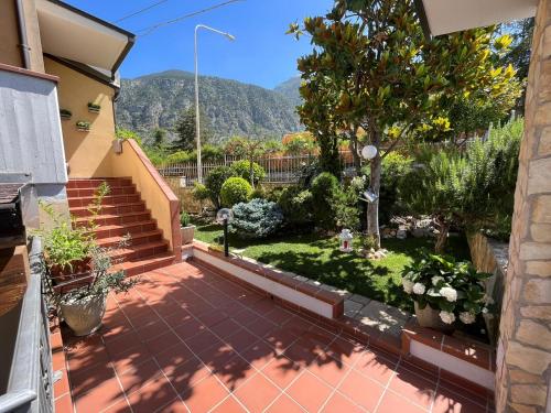 Blick auf den Garten vom Balkon eines Hauses in der Unterkunft La casa di Panfilo in Sulmona