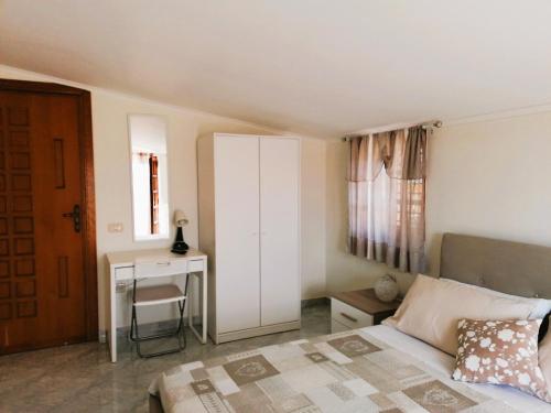 Katil atau katil-katil dalam bilik di Rara Domus B&B
